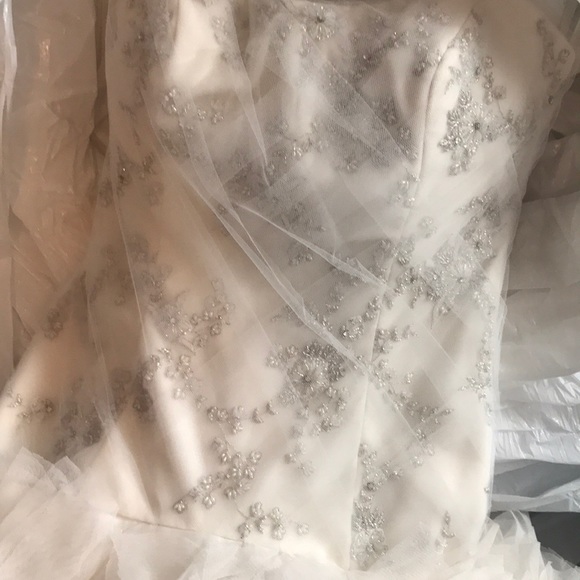 Used Wedding Gown 👰 - Picture 2 of 8